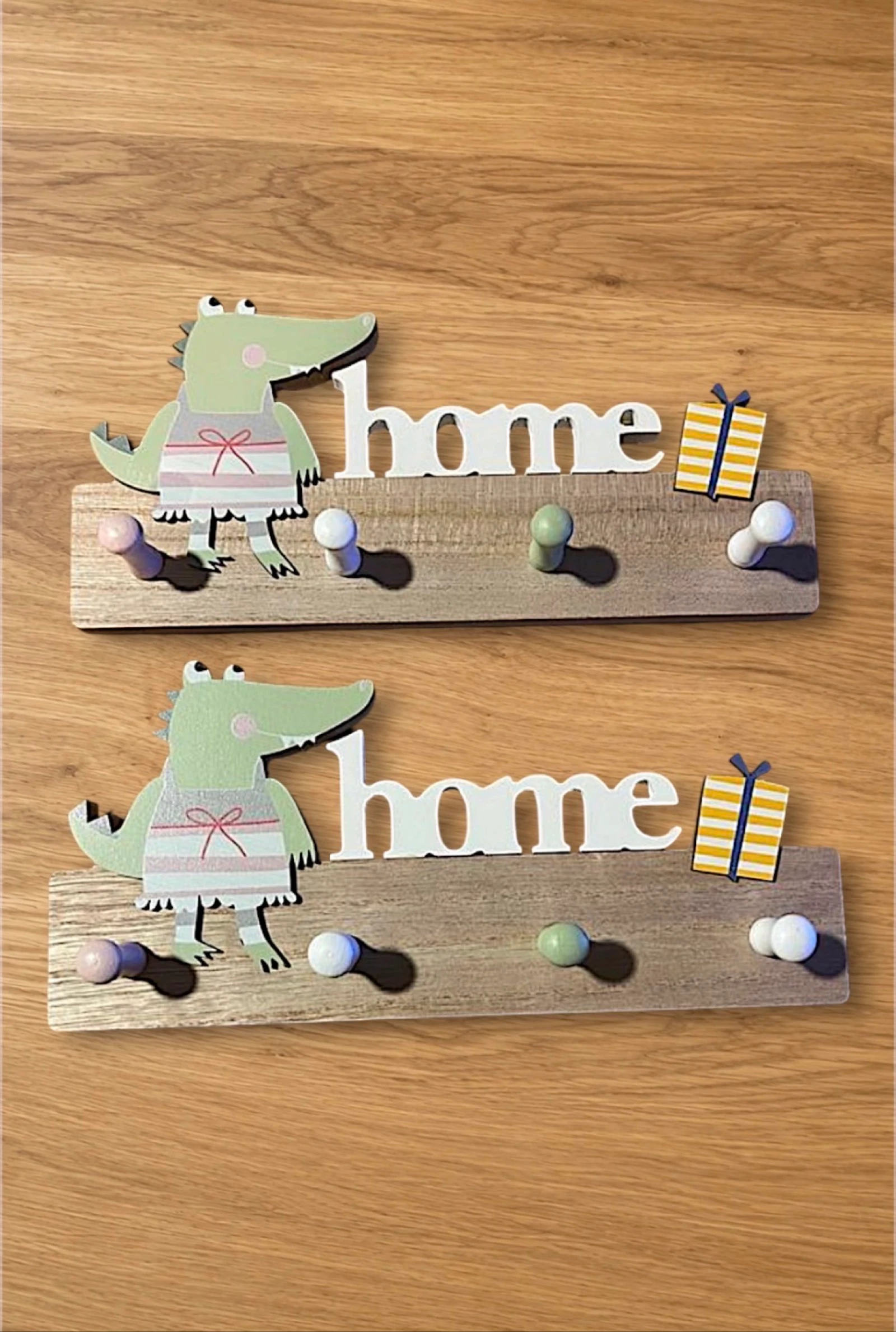 Pack 2 Percheros Infantiles Madera Cocodrilo "Home"